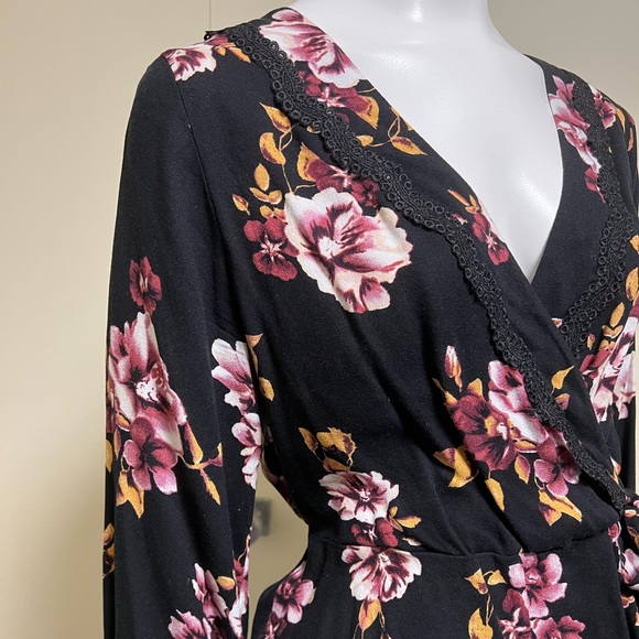 Black floral blouse with lace trim and V-neck - Size S - Picture 3 of 11